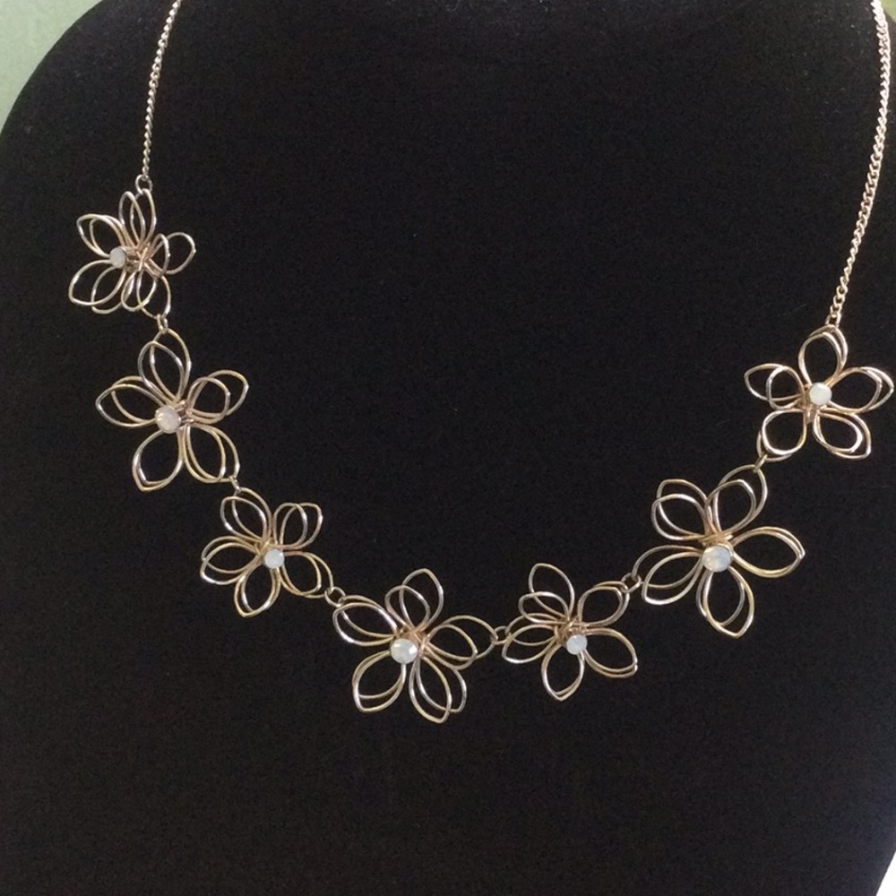 Flower necklace, Gold tone.
